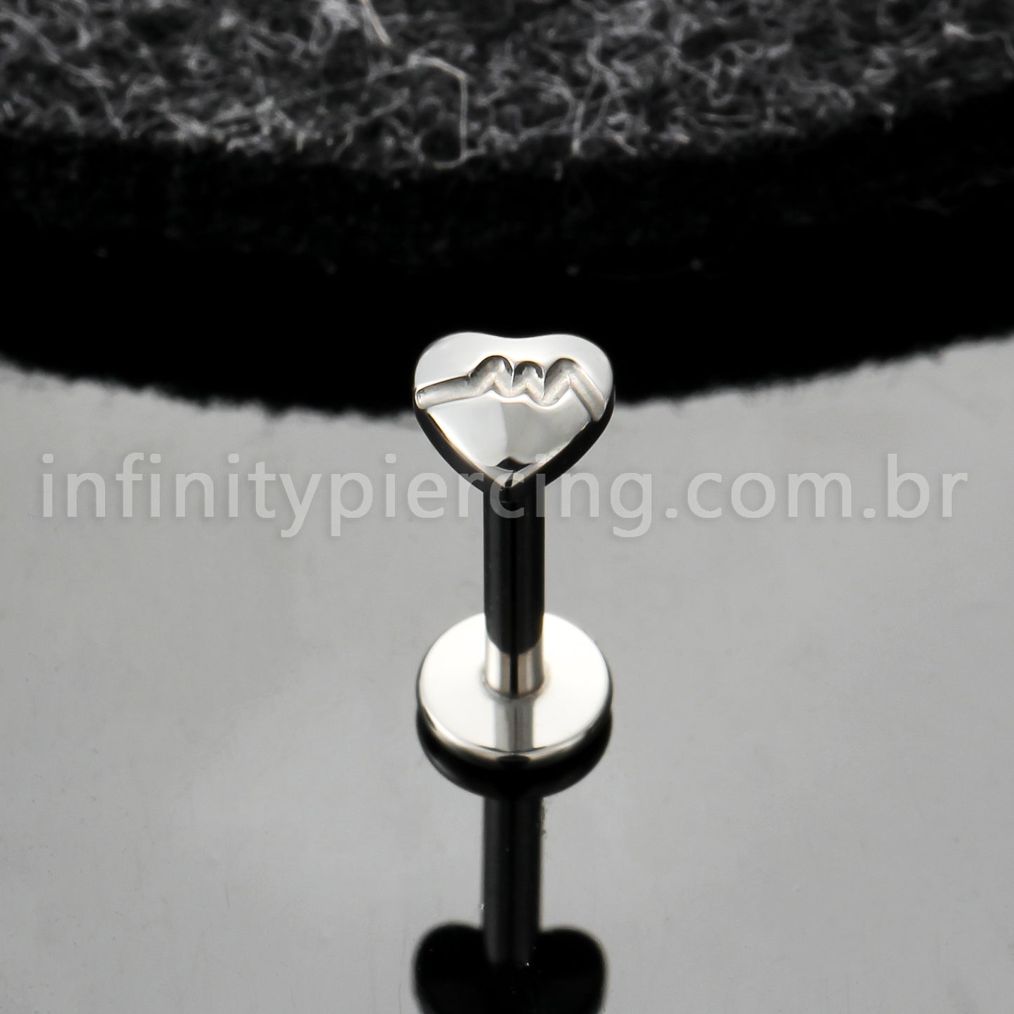 Piercing Labret Titânio Coração