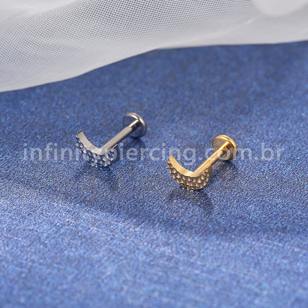 Piercing Labret Titânio Lua Detalhada