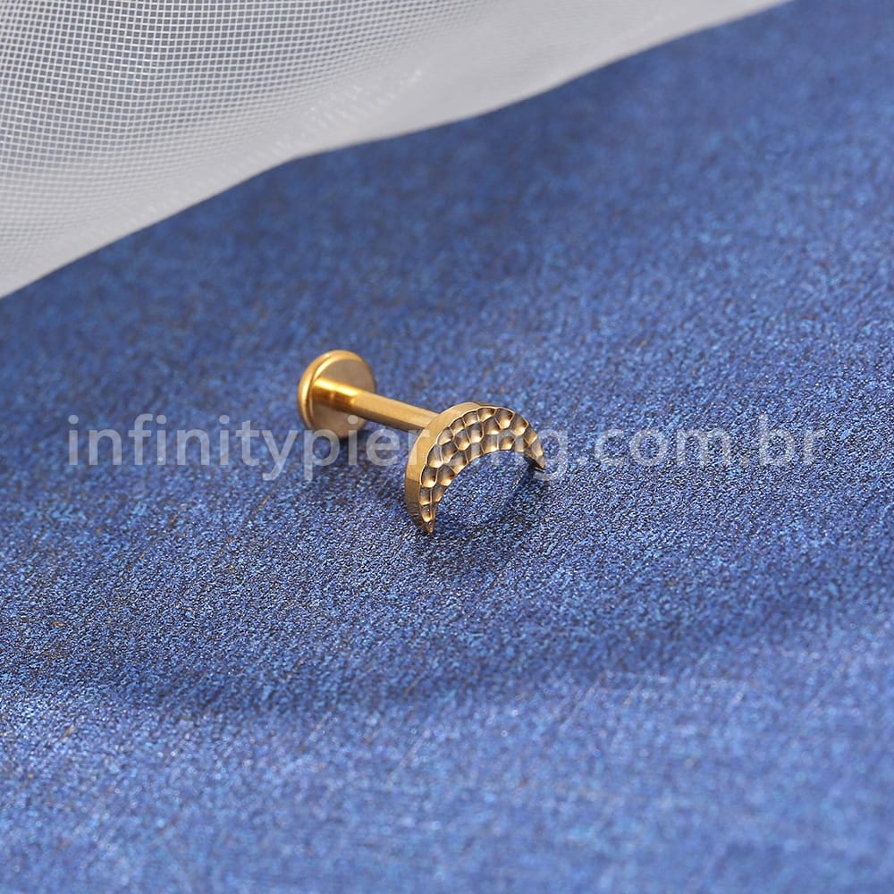 Piercing Labret Titânio Lua Detalhada