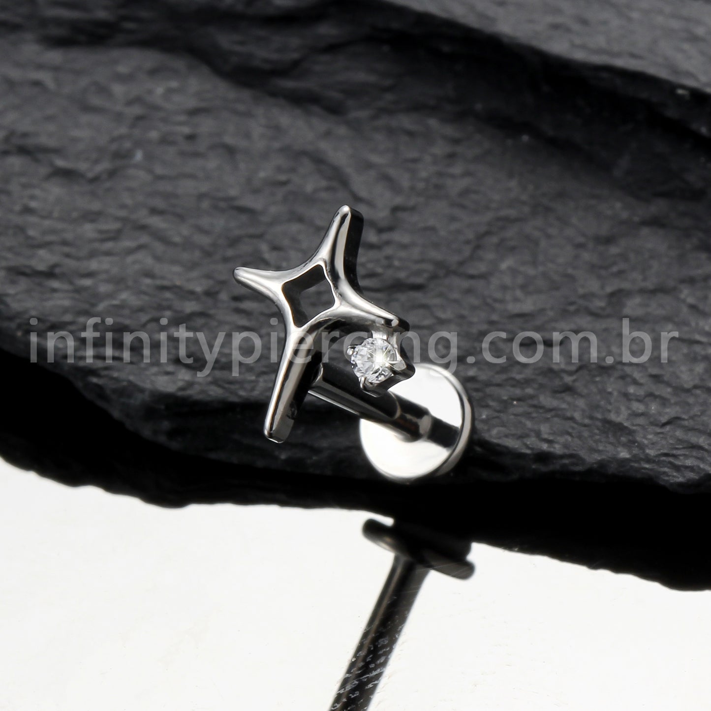 Piercing Labret Titânio Estrela