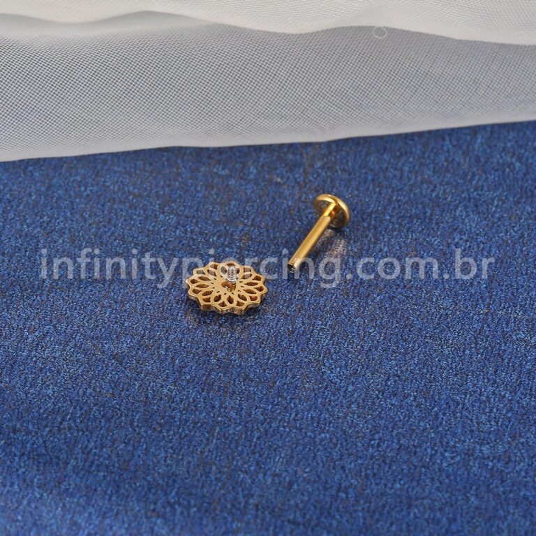 Piercing Labret Titânio Flor Vazada Detalhada