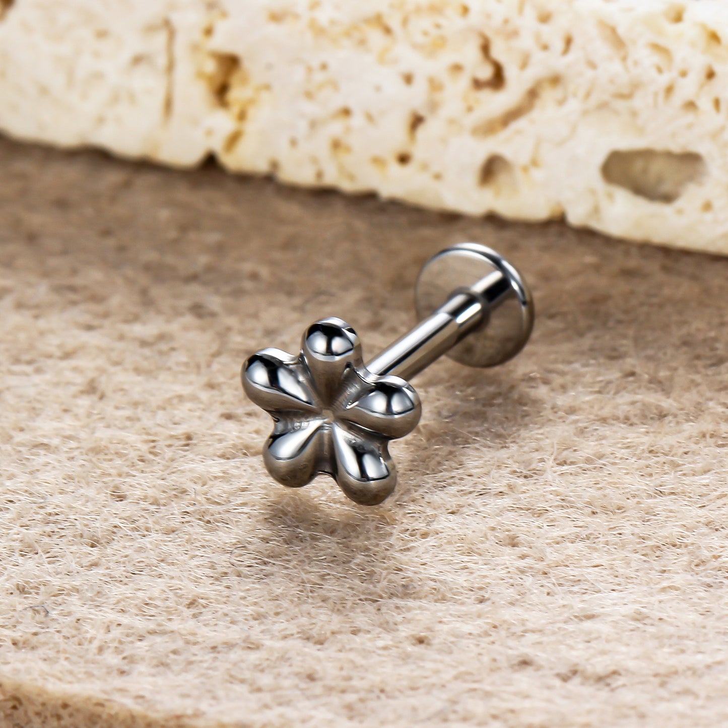 Piercing Lábio Minimalista Flor Titânio Resistente