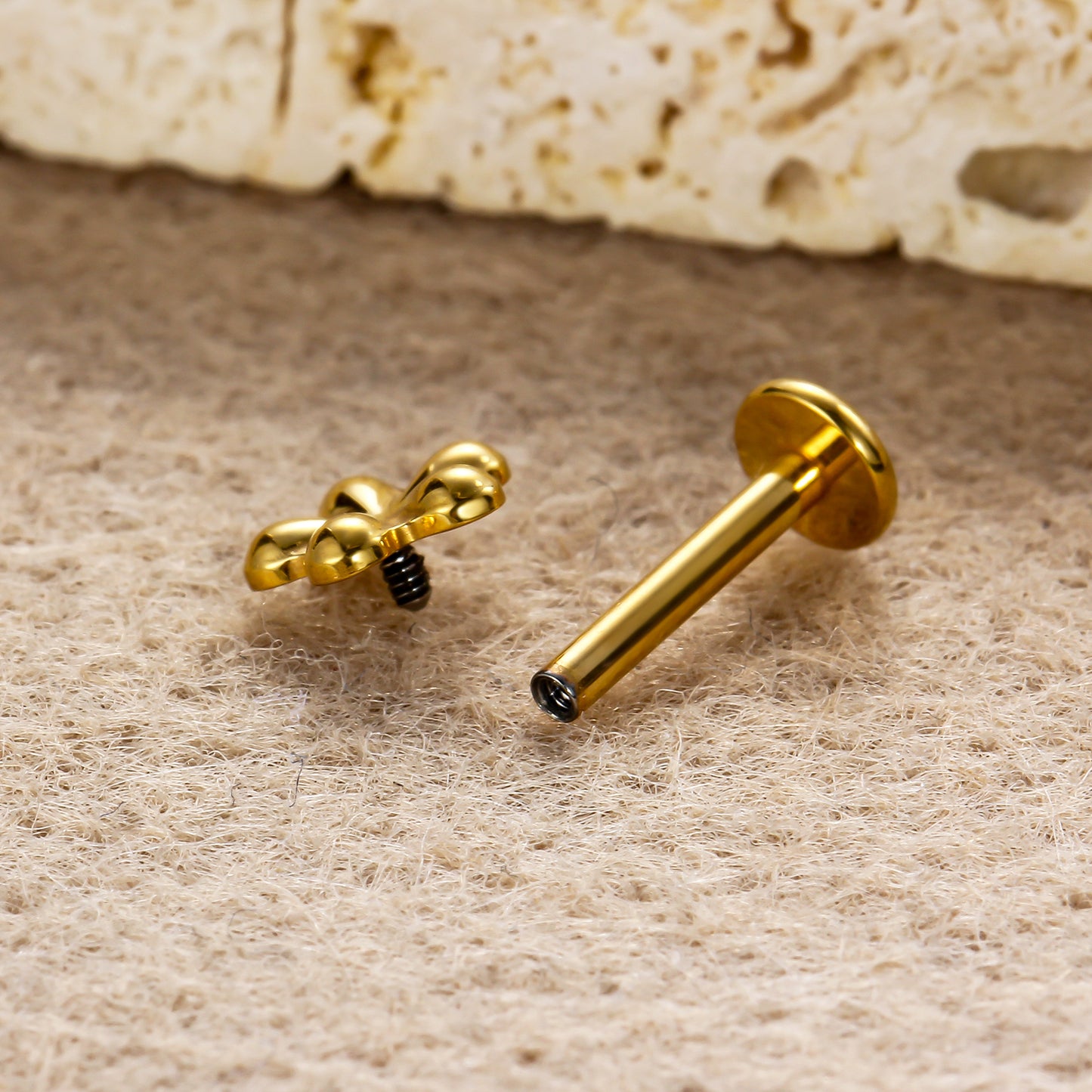 Piercing Lábio Minimalista Flor Titânio Resistente