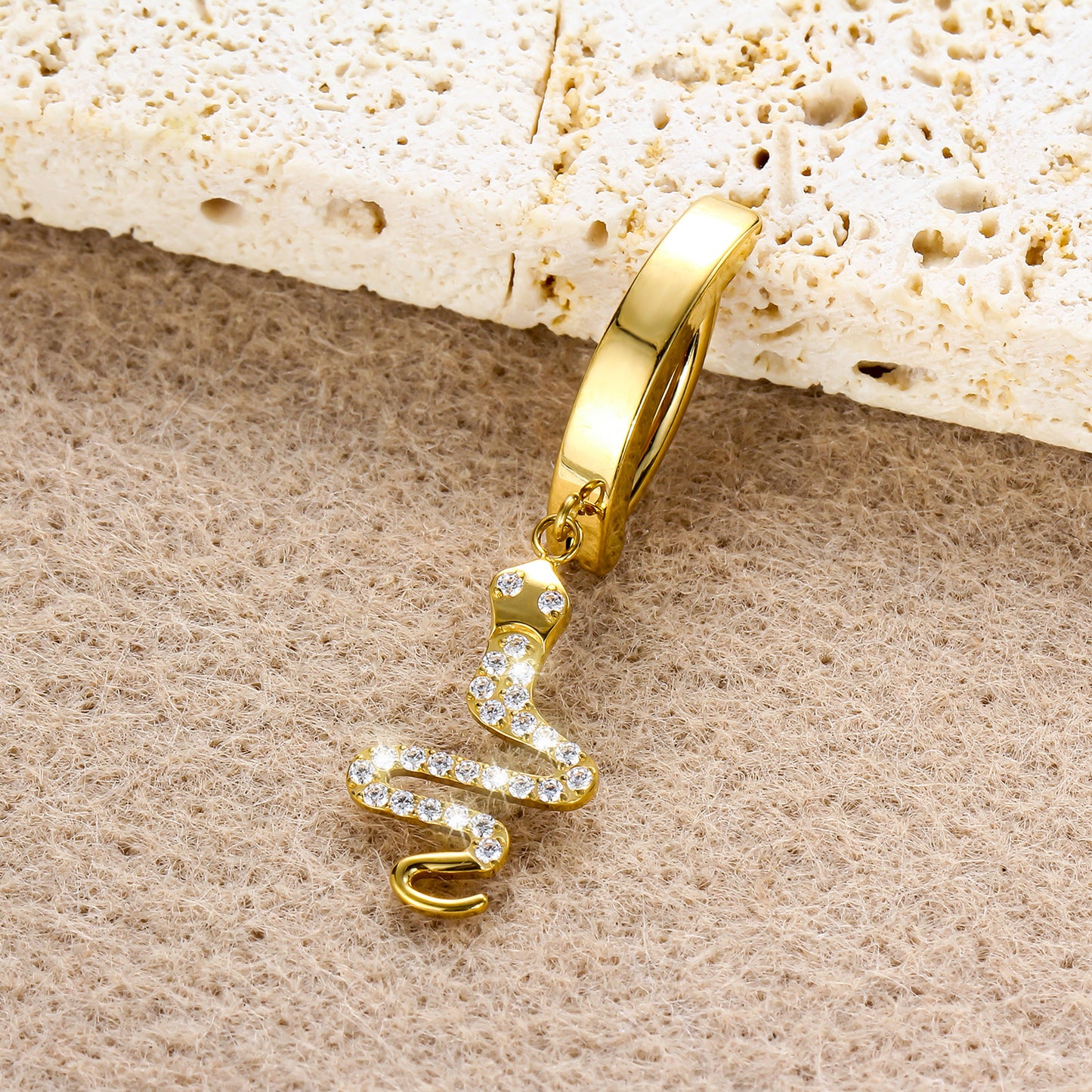 Piercing Umbigo Luxuoso em Titânio G23 Dourado com Pingente de Cobra e Zircônias