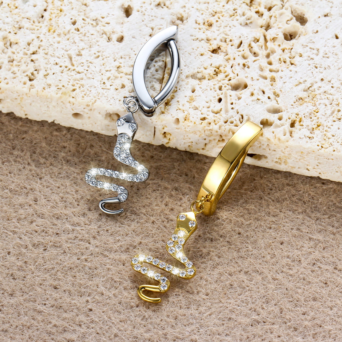 Piercing Umbigo Luxuoso em Titânio G23 Dourado com Pingente de Cobra e Zircônias