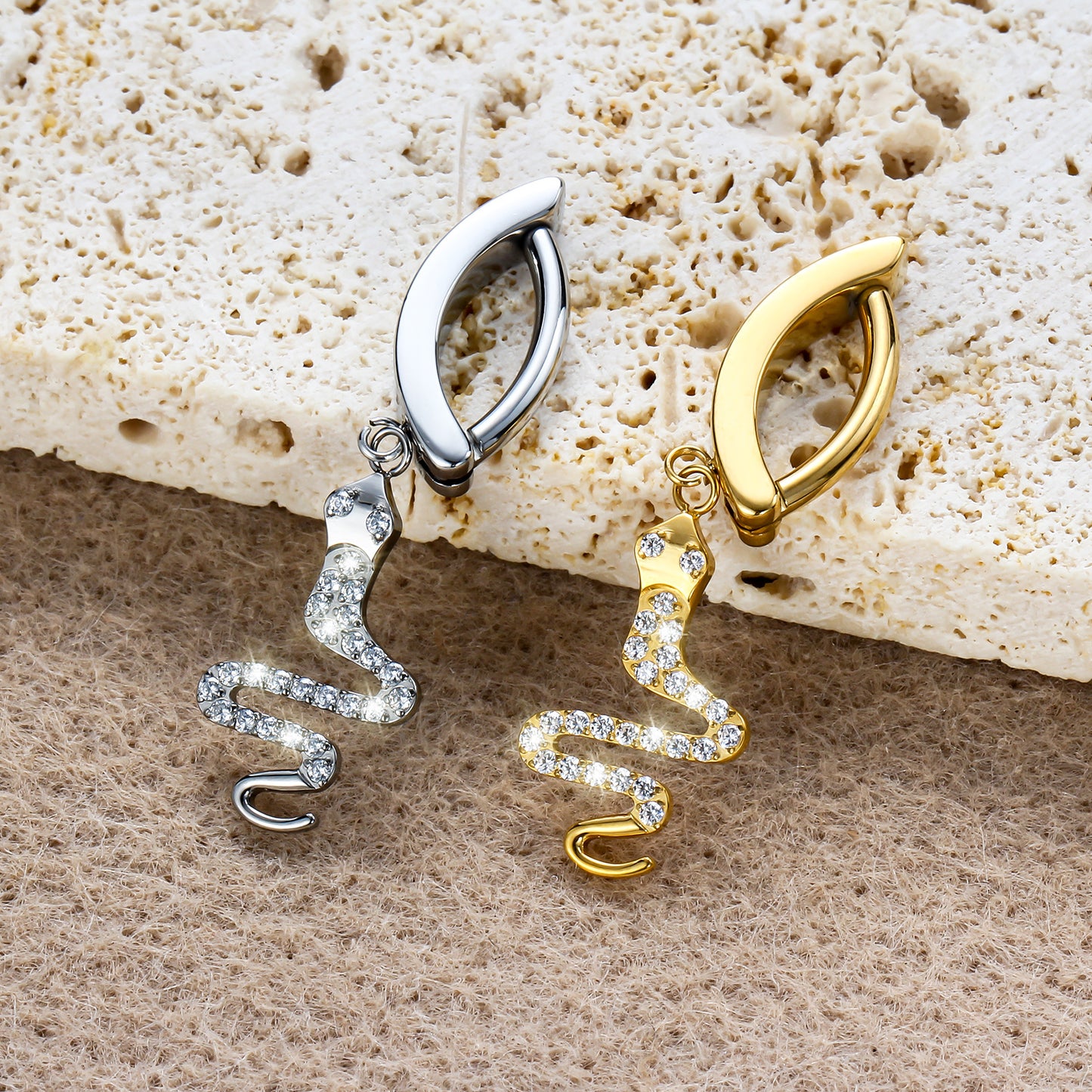 Piercing Umbigo Luxuoso em Titânio G23 Dourado com Pingente de Cobra e Zircônias
