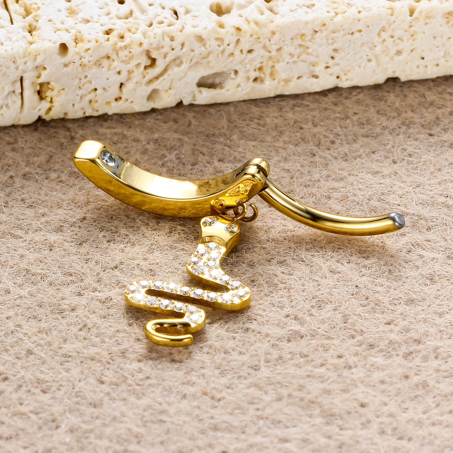 Piercing Umbigo Luxuoso em Titânio G23 Dourado com Pingente de Cobra e Zircônias