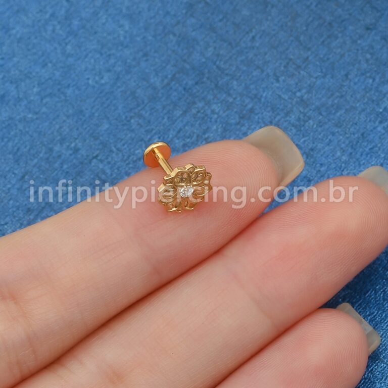Piercing Labret Titânio Flor Vazada Detalhada