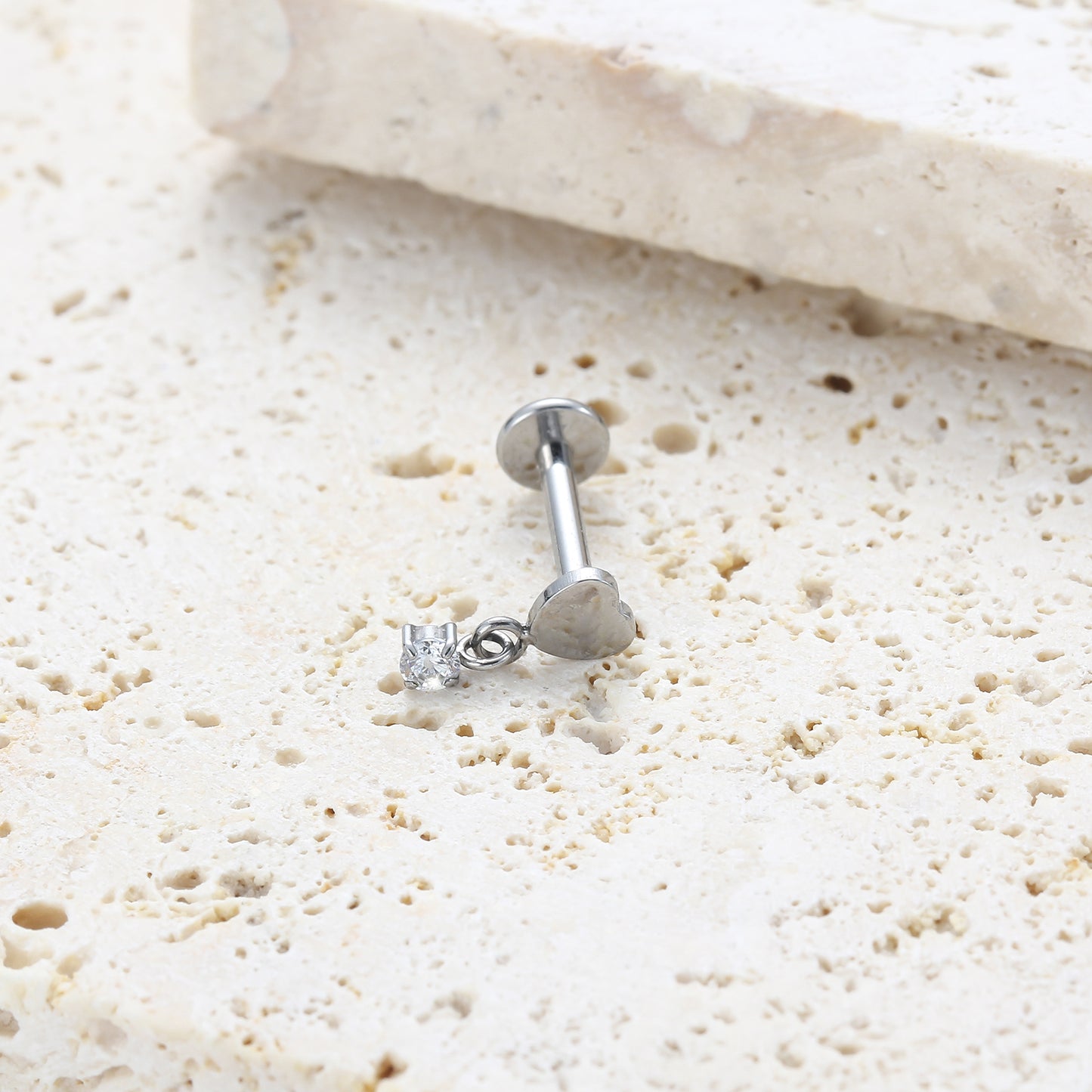 Piercing Labret Titânio G23 com Design Elegante e Personalidade Única