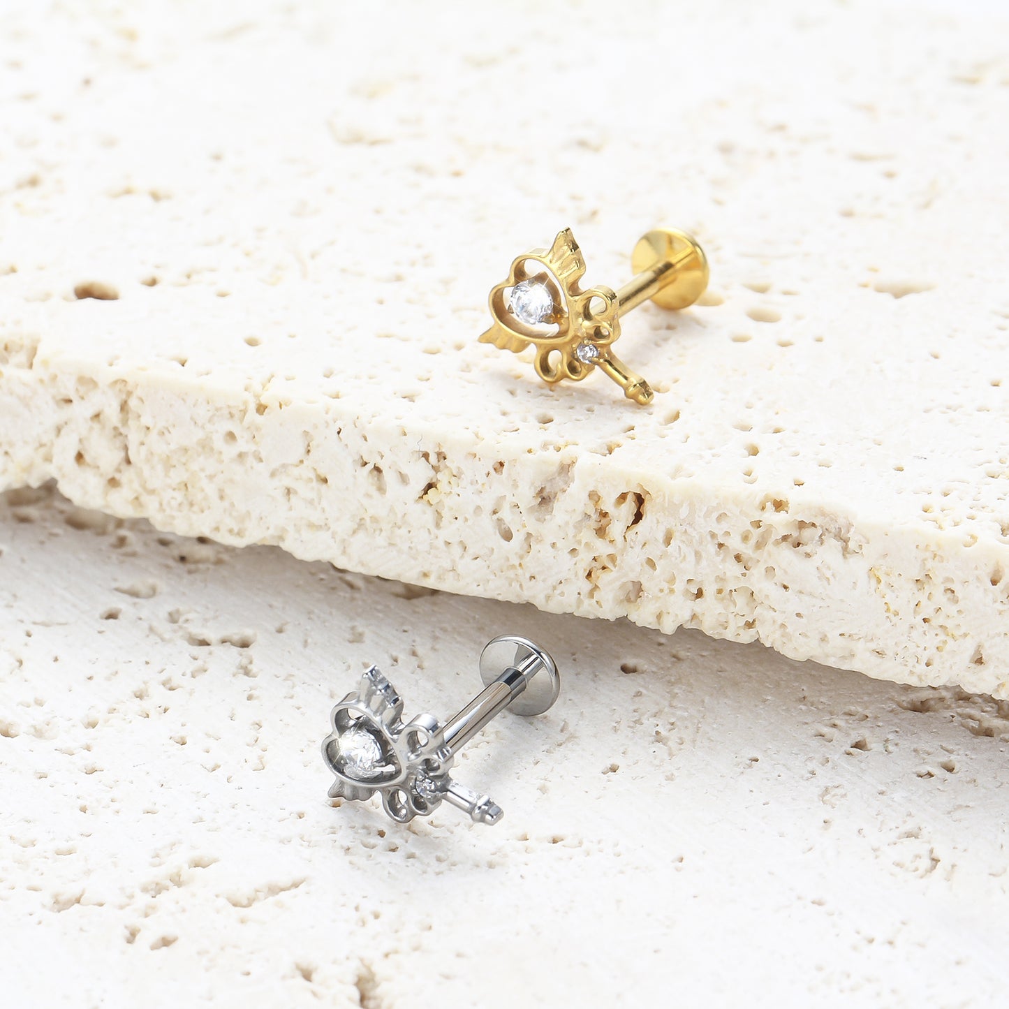 Piercing Labret em Titânio G23 com Duas Zircônias Simétricas de Brilho Suave, Design Minimalista Sofisticado