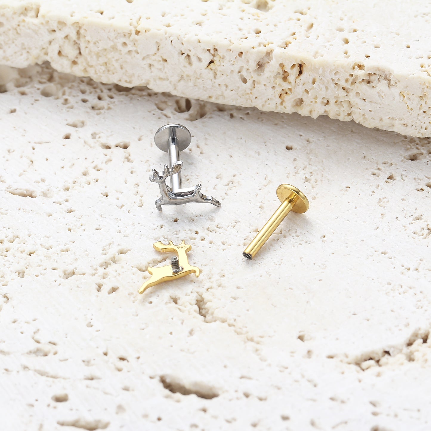 Piercing Labial em Titânio G23 com Design de Cervo Minimalista