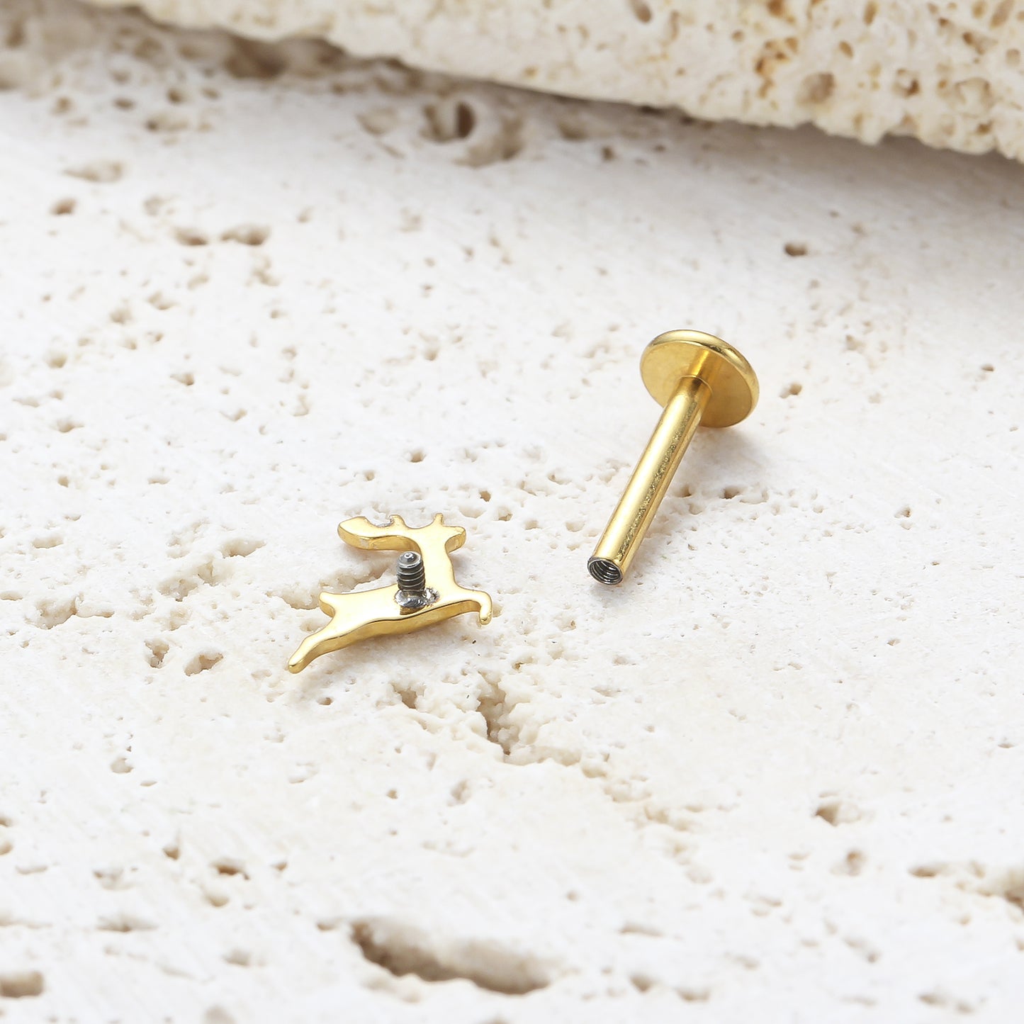 Piercing Labial em Titânio G23 com Design de Cervo Minimalista