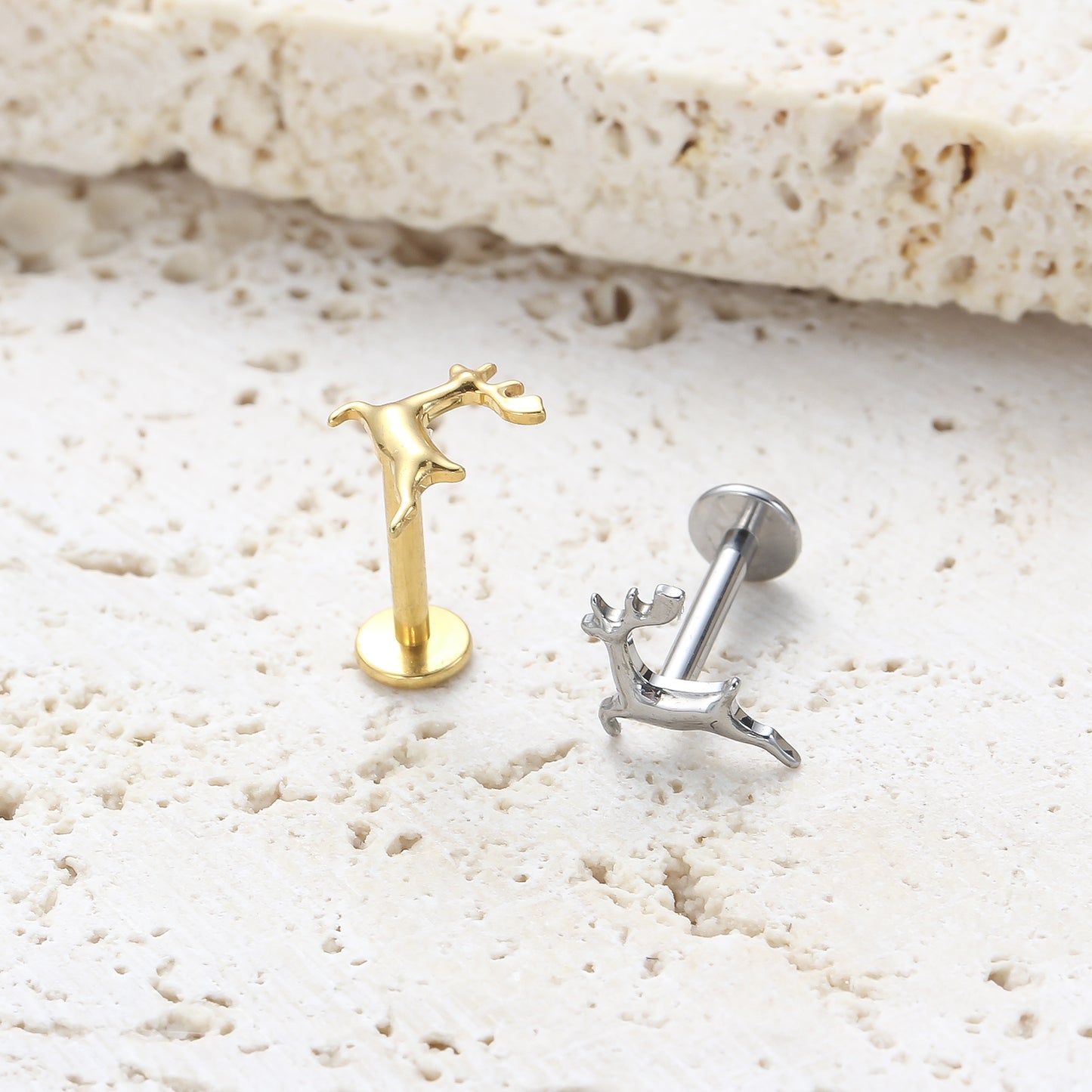 Piercing Labial em Titânio G23 com Design de Cervo Minimalista