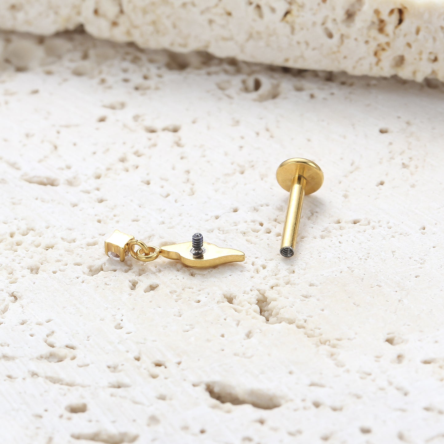 Piercing Labial em Titânio G23 com Design de Raio Suave