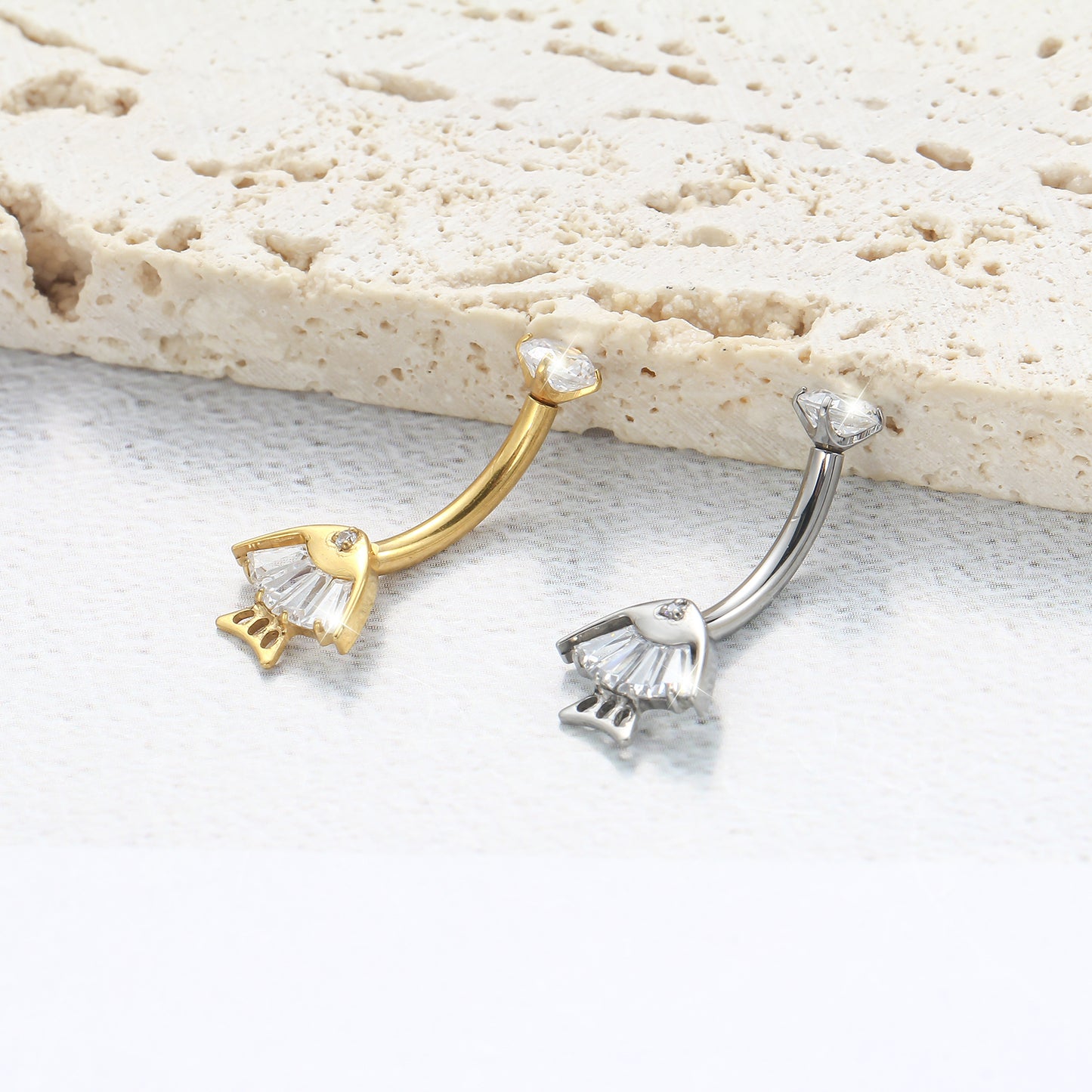 Piercing de Umbigo em Titânio G23 com Duplo Brilho de Zircônia e Detalhe Geométrico – Design Moderno e Elegante
