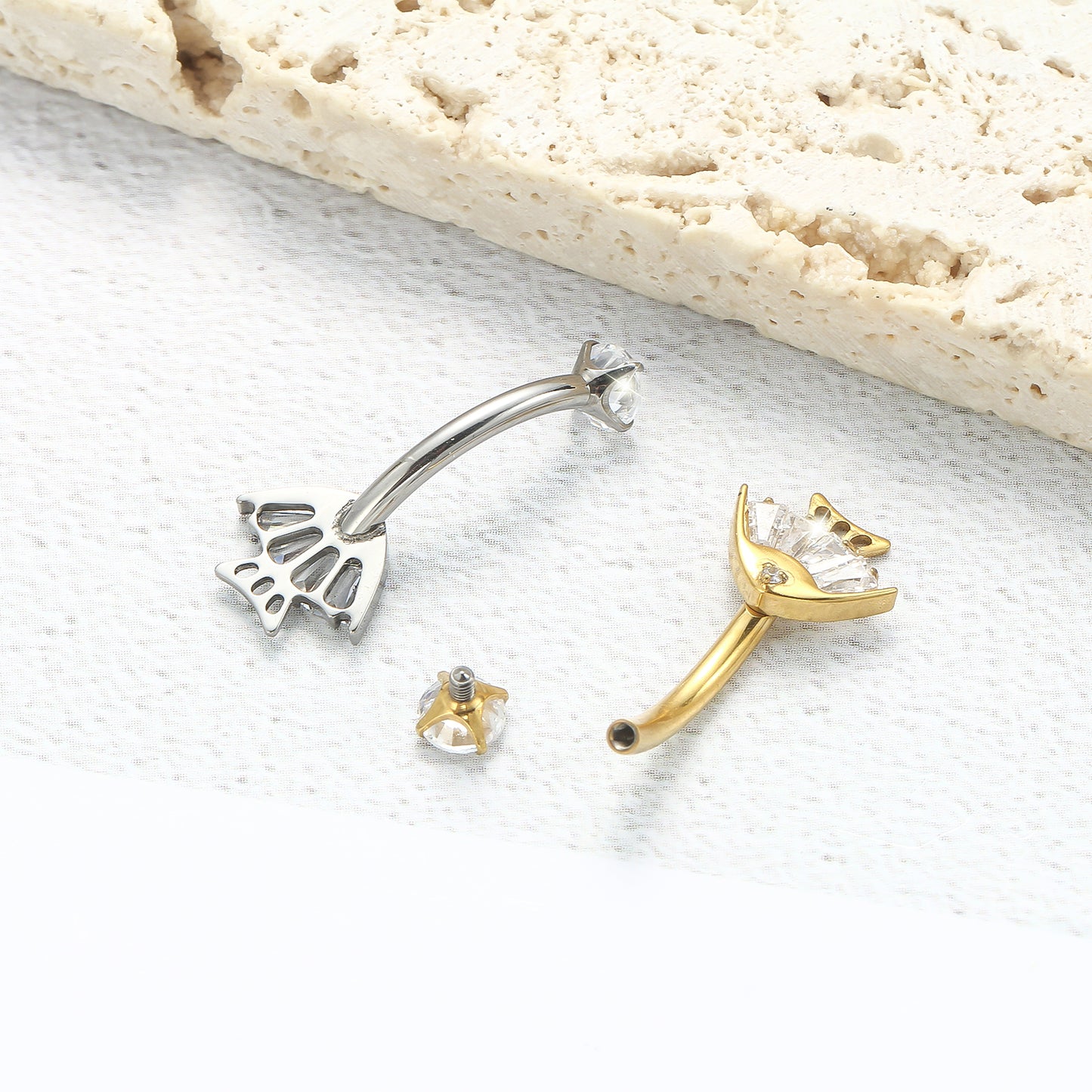 Piercing de Umbigo em Titânio G23 com Duplo Brilho de Zircônia e Detalhe Geométrico – Design Moderno e Elegante