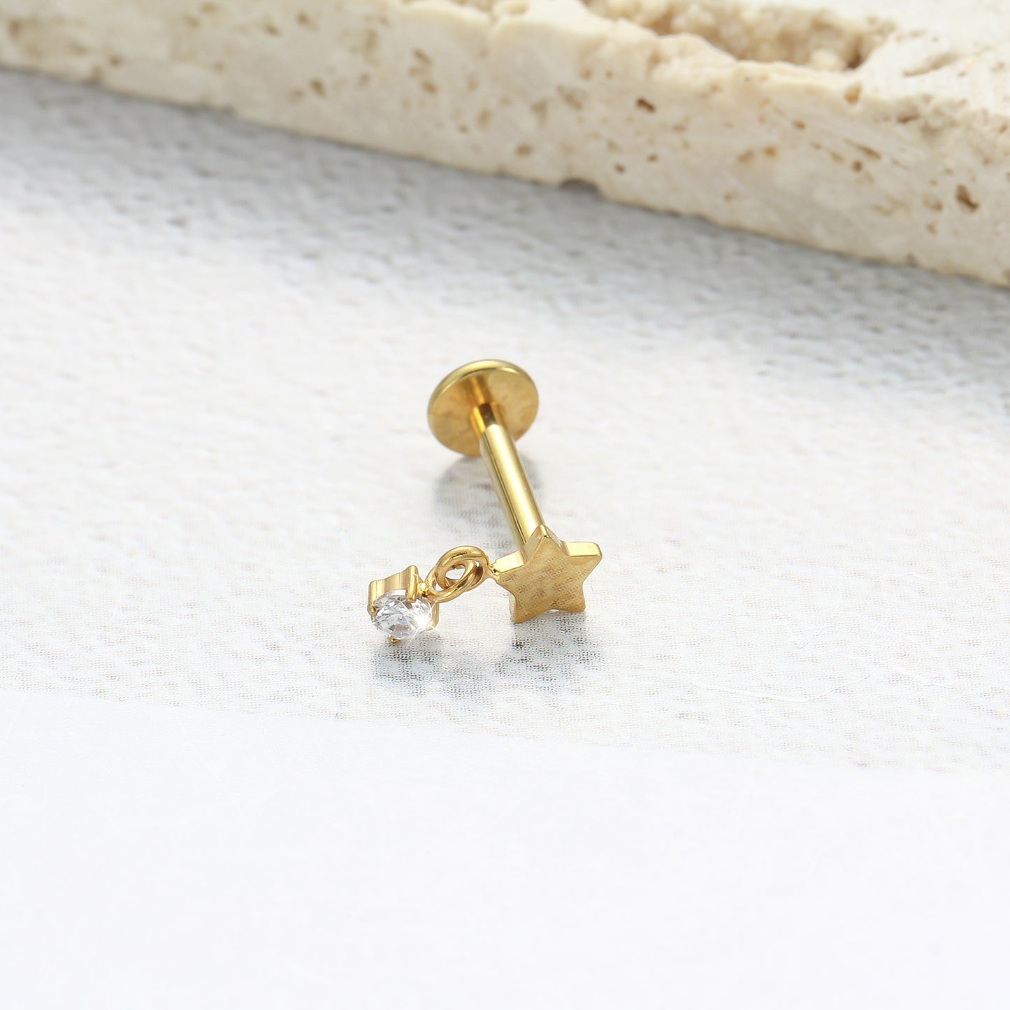Piercing Labial em Titânio G23 com Estrela Minimalista e Pingente