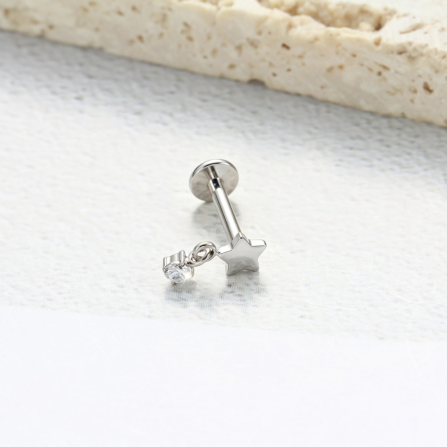 Piercing Labial em Titânio G23 com Estrela Minimalista e Pingente