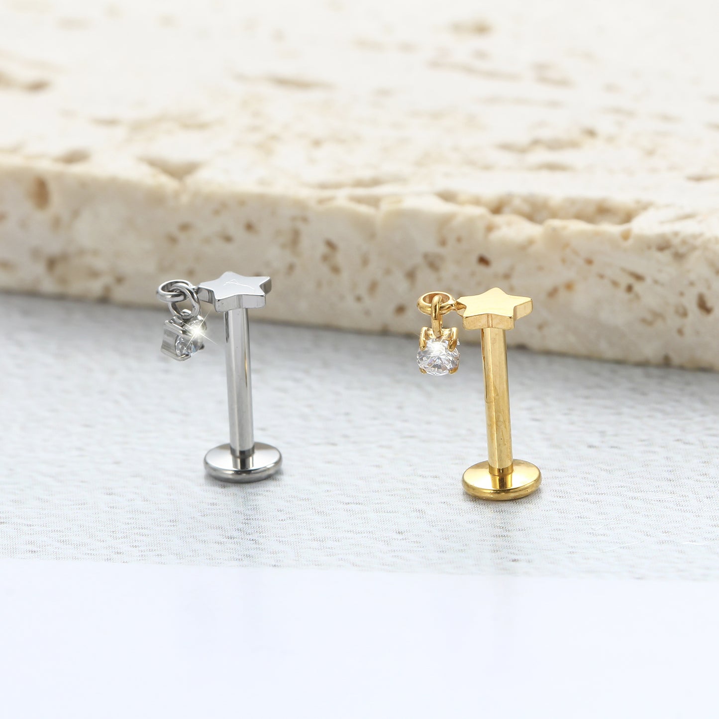 Piercing Labial em Titânio G23 com Estrela Minimalista e Pingente