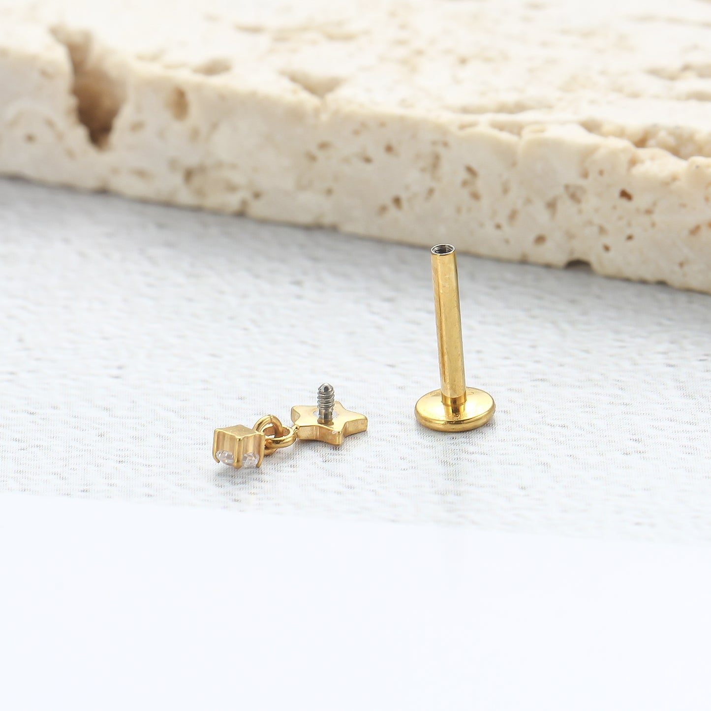 Piercing Labial em Titânio G23 com Estrela Minimalista e Pingente