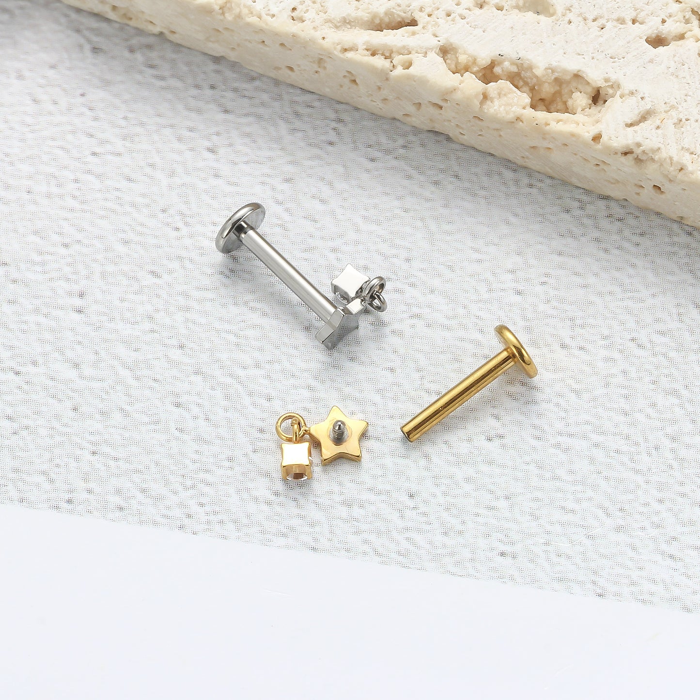 Piercing Labial em Titânio G23 com Estrela Minimalista e Pingente