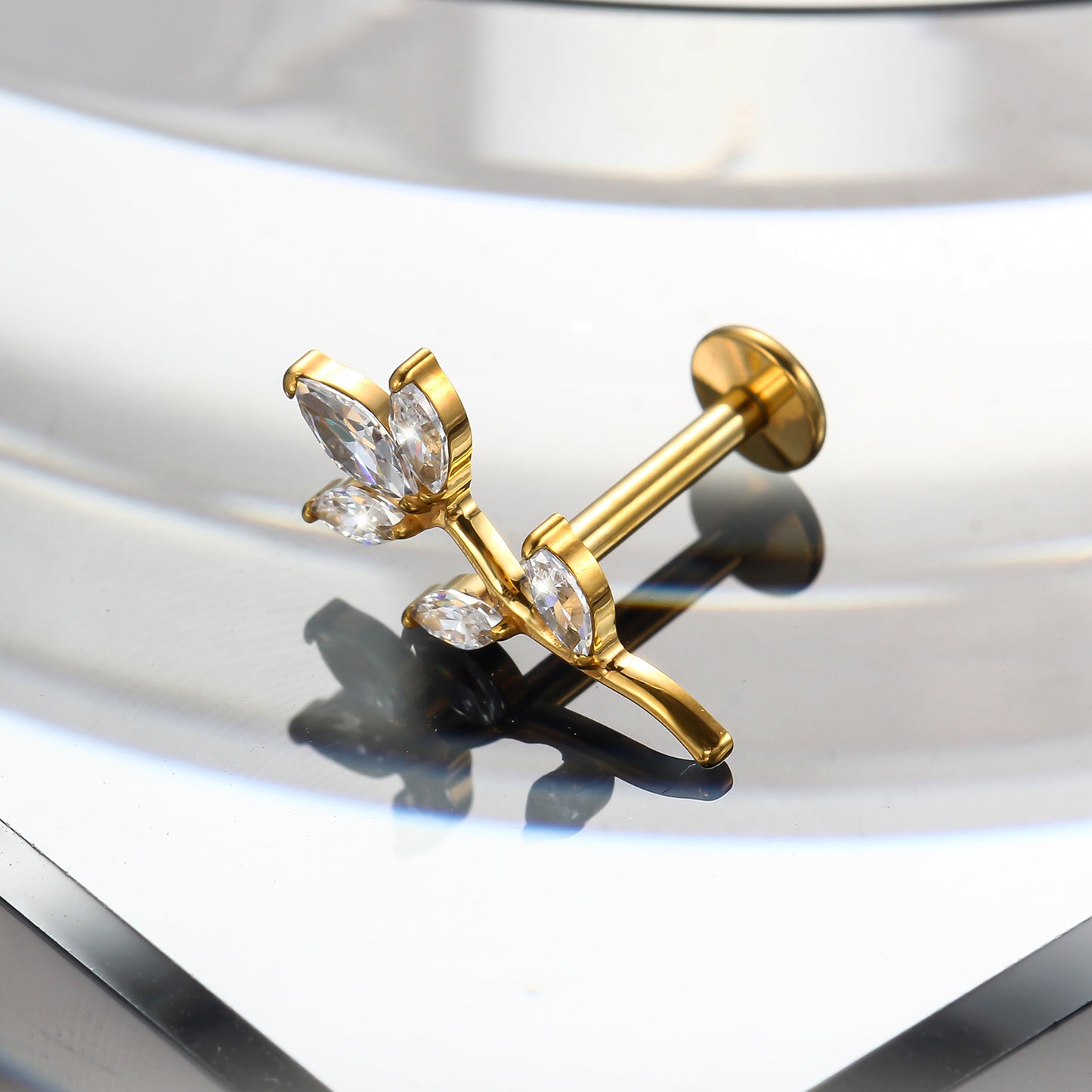 Piercing Labret em Titânio G23 com Design de Flor de Ameixeira em Ramos – Joia Elegante e Feminina