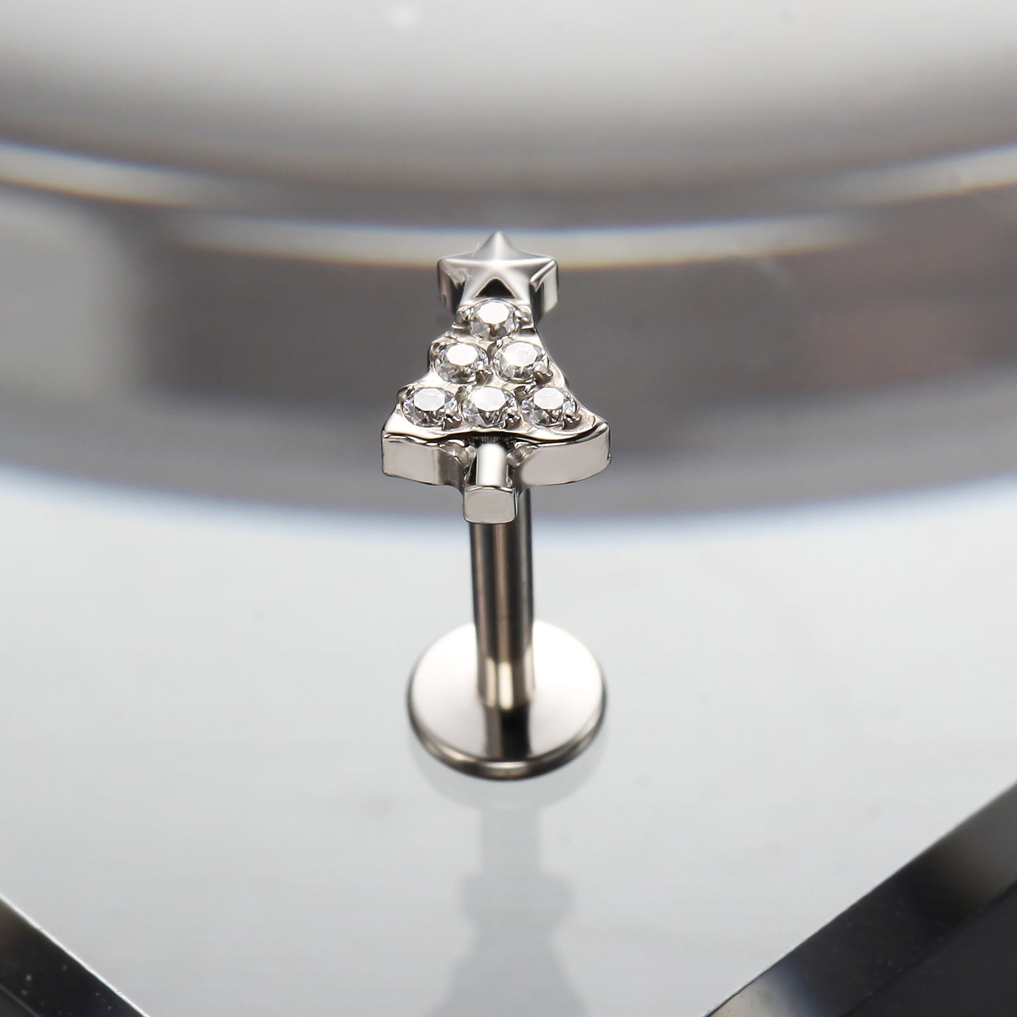 Piercing Labret Titânio G23 Design Delicado que Valoriza o Sorriso