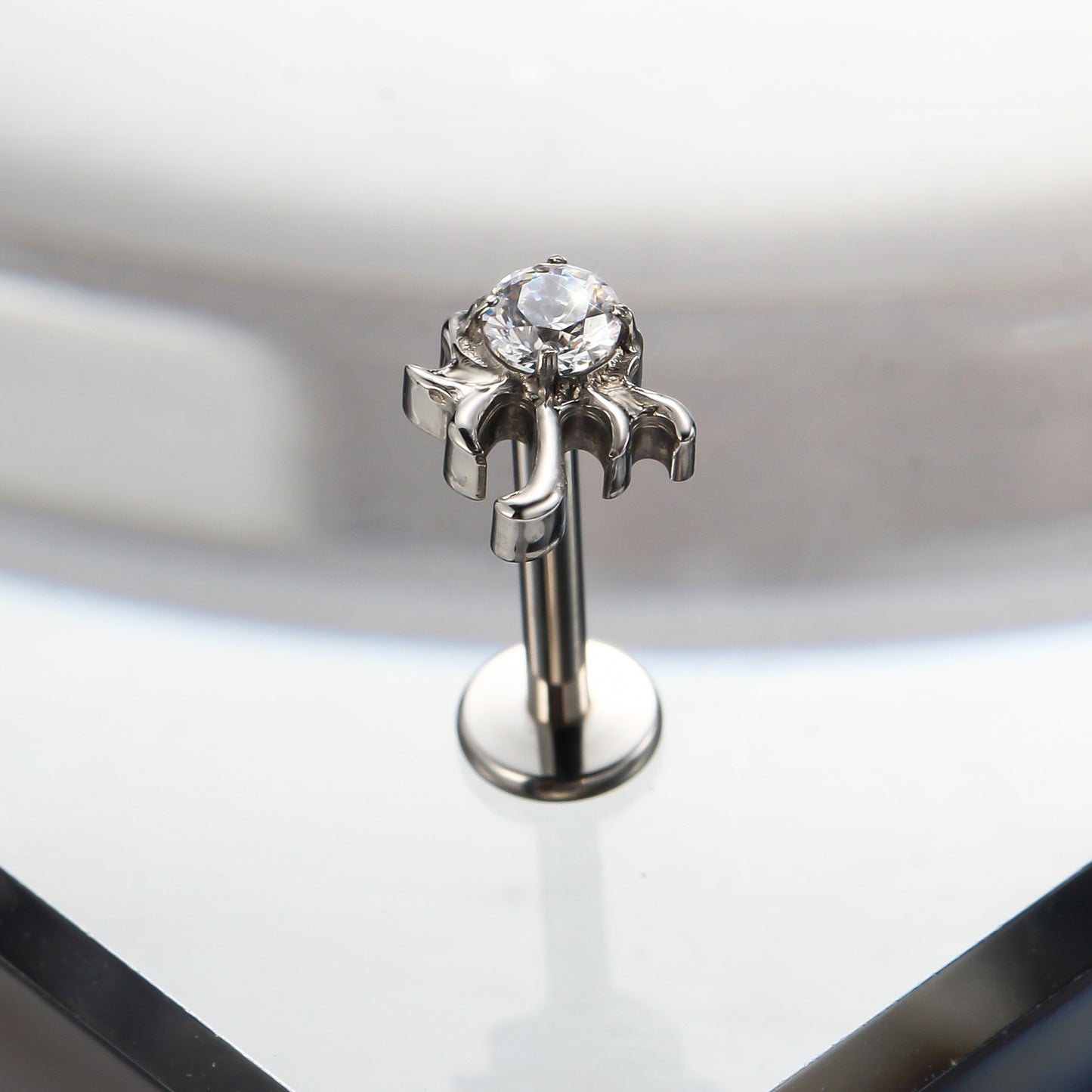 Piercing Labret Titânio G23 com Design Exclusivo e Brilho Sofisticado