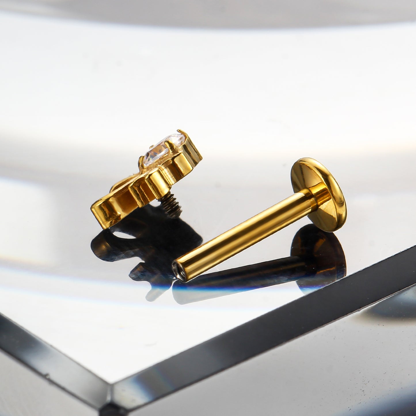 Piercing Labret Titânio G23 com Design Exclusivo e Brilho Sofisticado