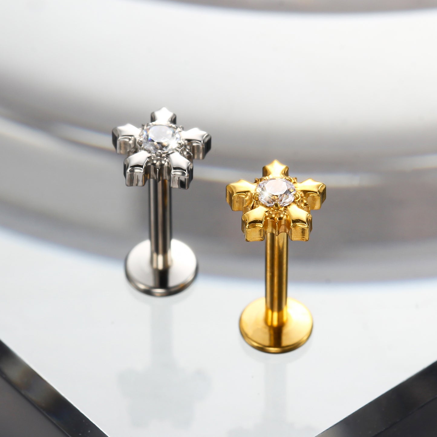 Piercing Labret Feminino Titânio G23 com Design Artístico e Moderno
