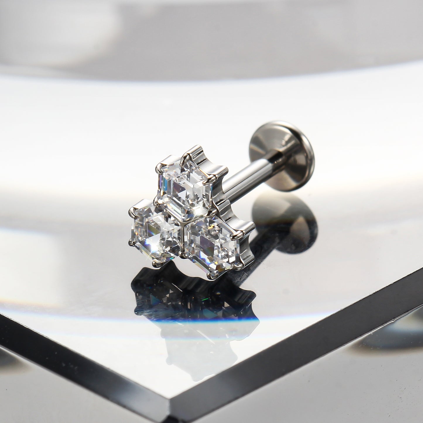 Piercing Labret Titânio G23 com Design Sofisticado e Estilo Único