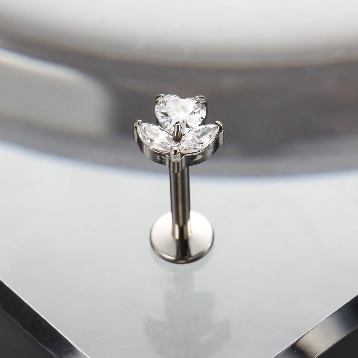 Piercing Labial em Titânio G23 em Formato Trevo de Quatro Folhas