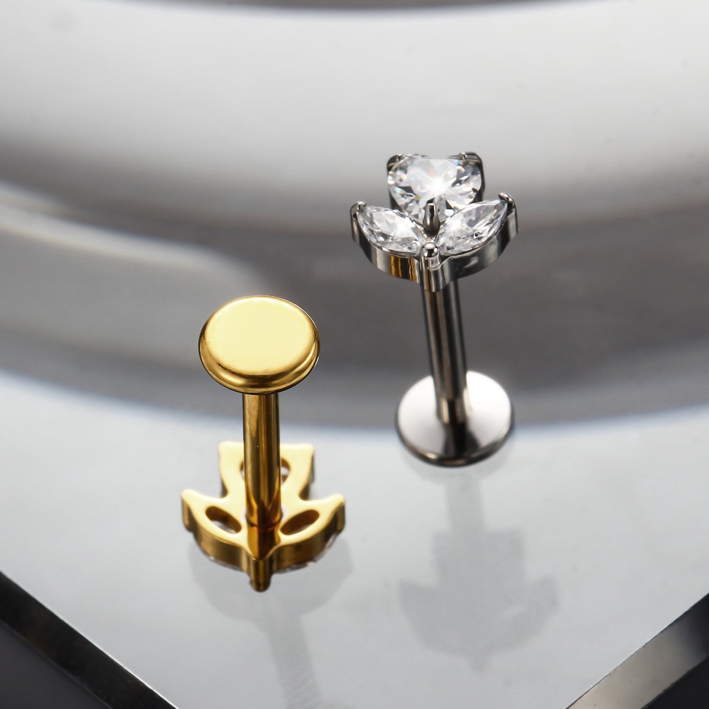Piercing Labial em Titânio G23 em Formato Trevo de Quatro Folhas