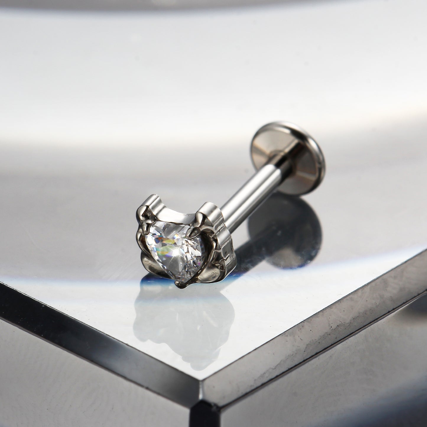 Piercing Labret Delicado para Lábio com Design Contemporâneo