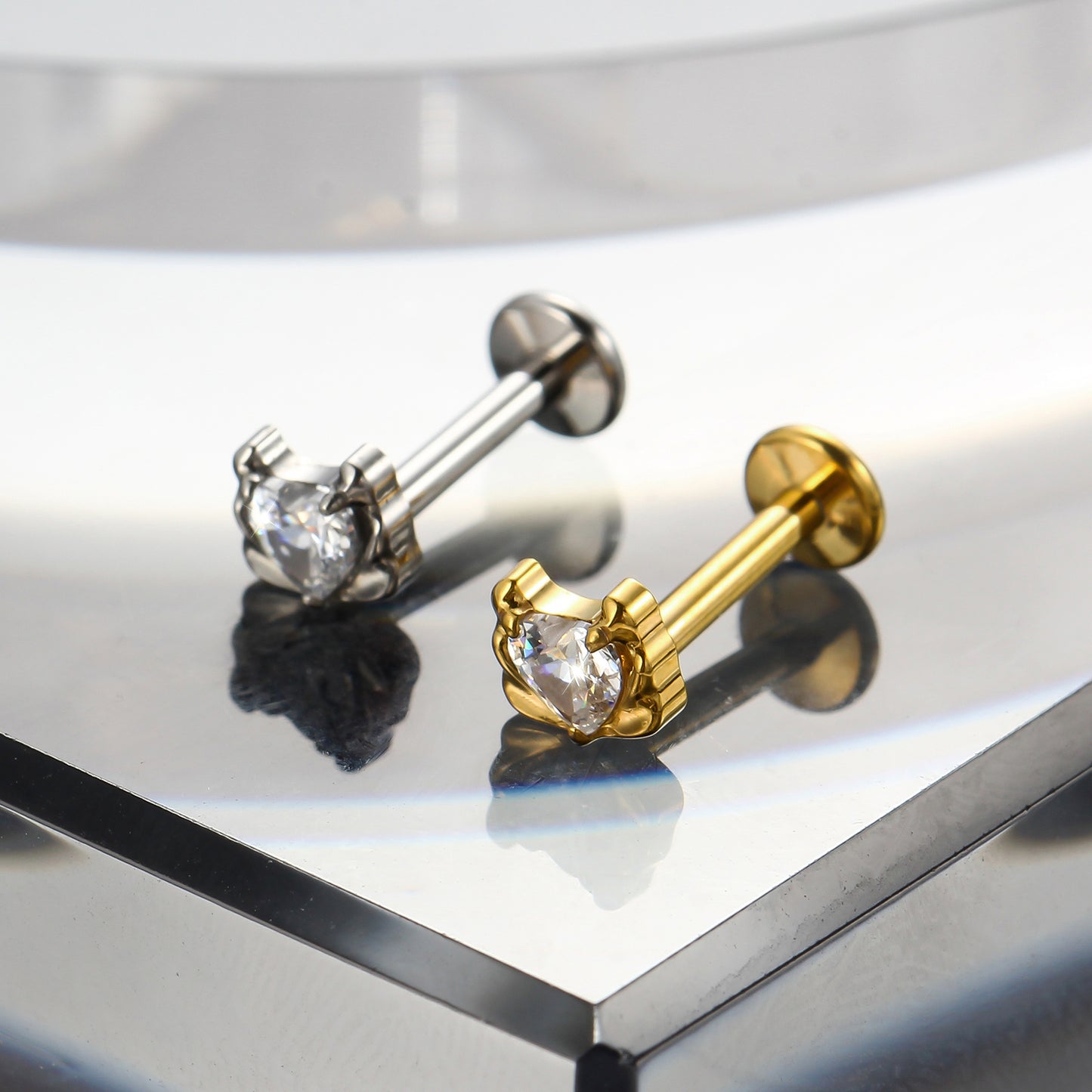 Piercing Labret Delicado para Lábio com Design Contemporâneo