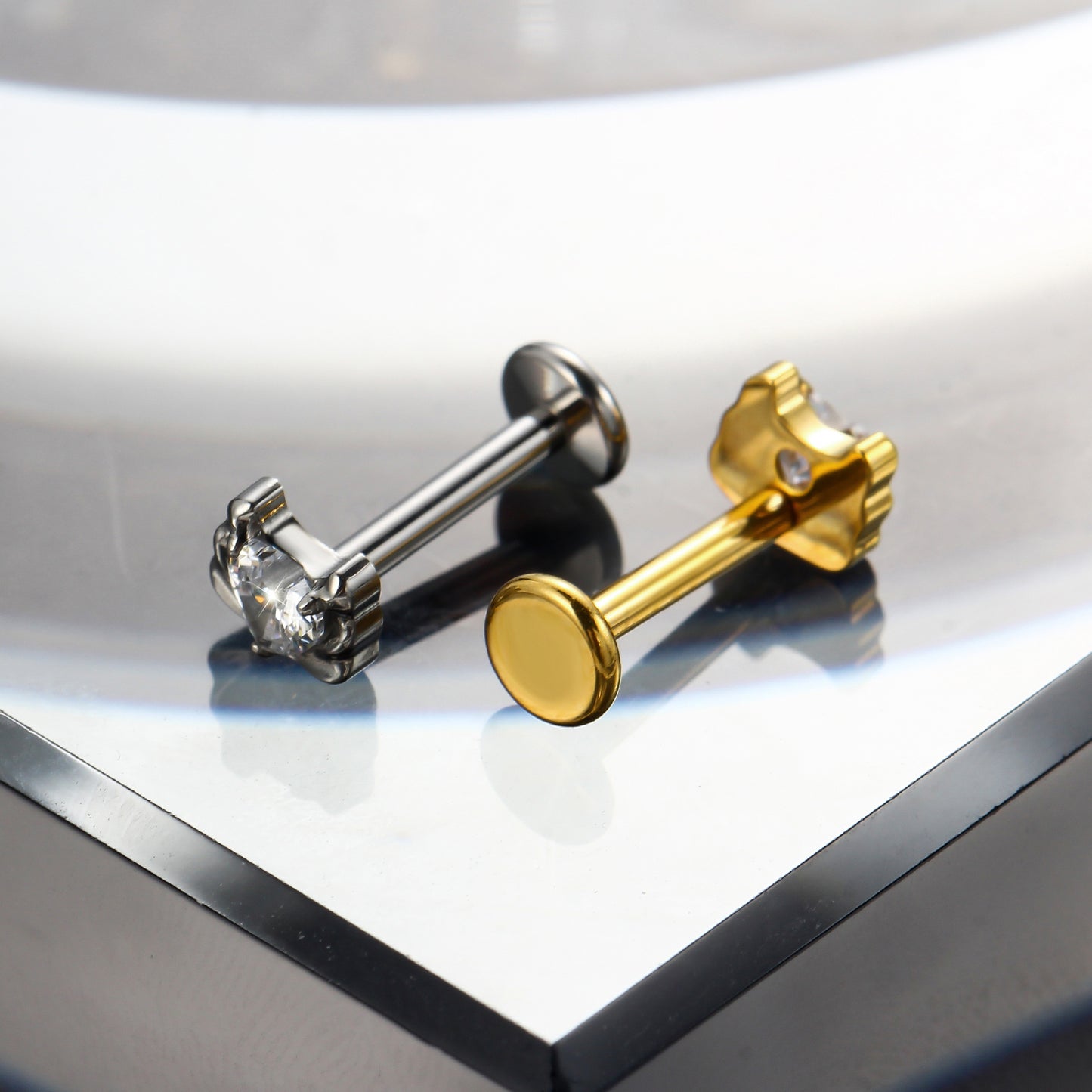 Piercing Labret Delicado para Lábio com Design Contemporâneo