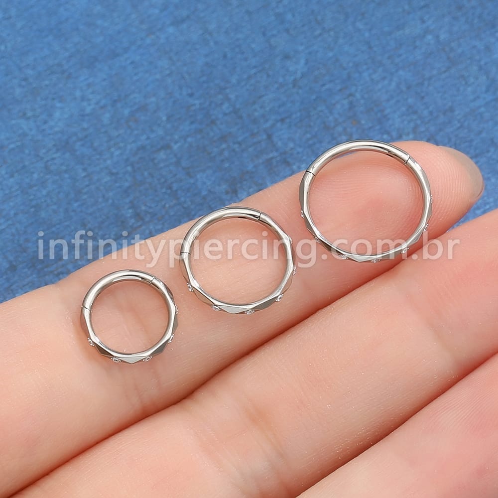 Piercing Argola Titânio Detalhada Com Zircônia