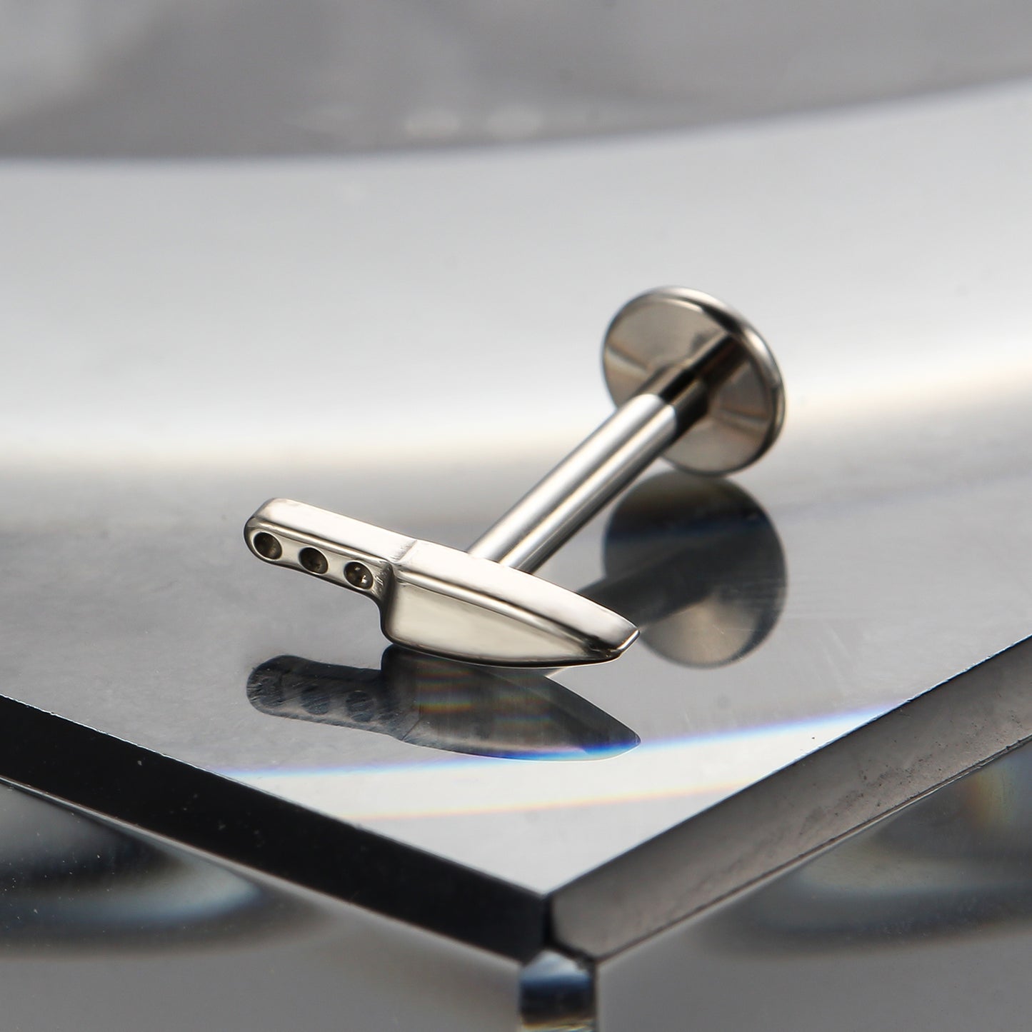 Piercing Labret Titânio G23 com Estética de Luxo Silencioso