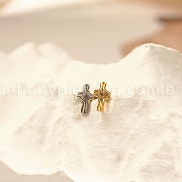 Piercing Labret Titânio Cruz Detalhado