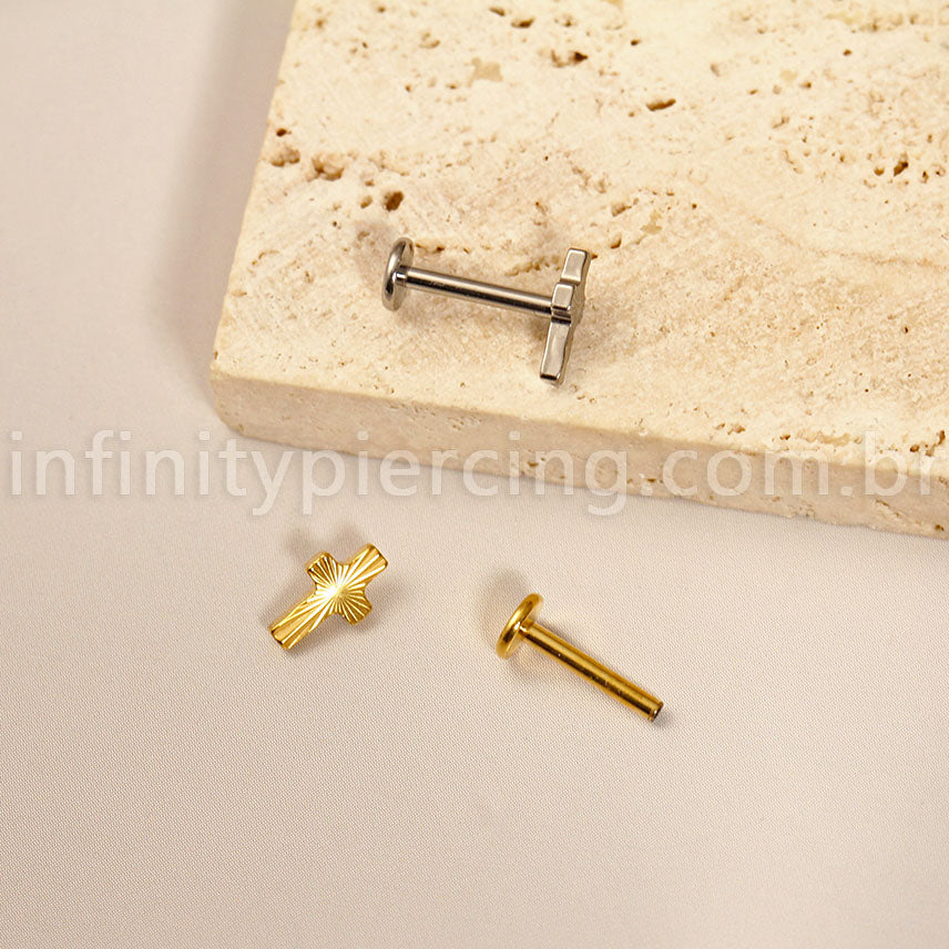 Piercing Labret Titânio Cruz Detalhado