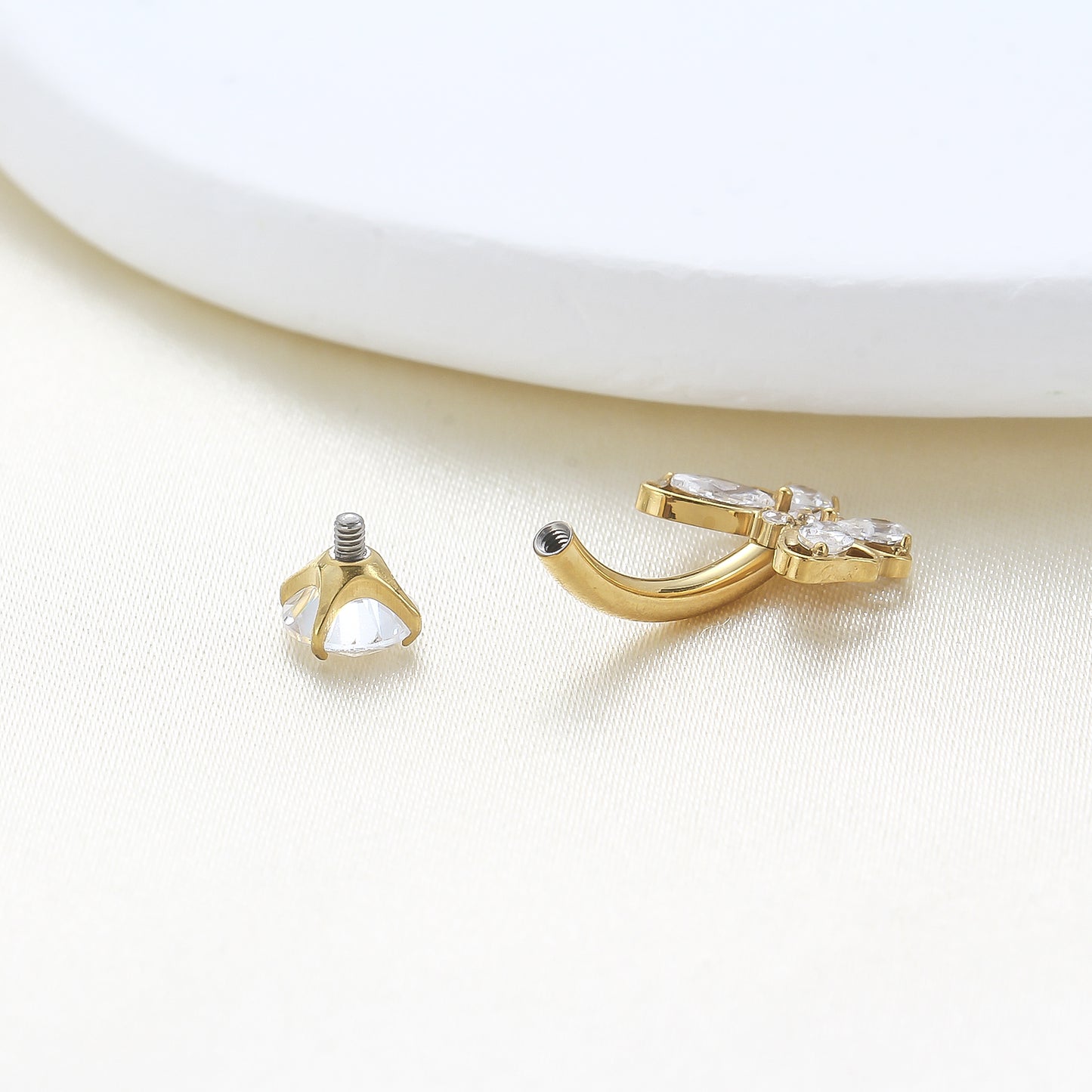 Piercing de Umbigo em Titânio G23 com Zircônia Central de Alto Brilho – Design Minimalista Elegante e Atemporal
