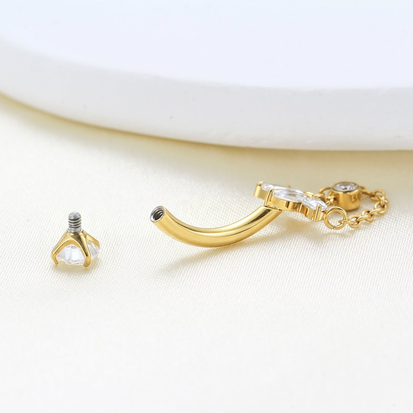 Piercing de Umbigo em Titânio G23 com Corrente Dupla, Zircônia e Pingente de Brilho Diamante – Design Luxuoso e Feminino