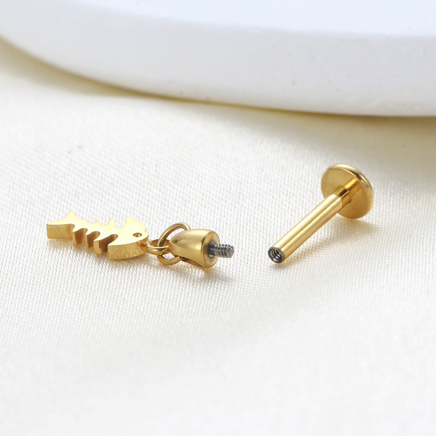 Piercing Helix em Titânio G23 com Acabamento Premium e Estilo Único