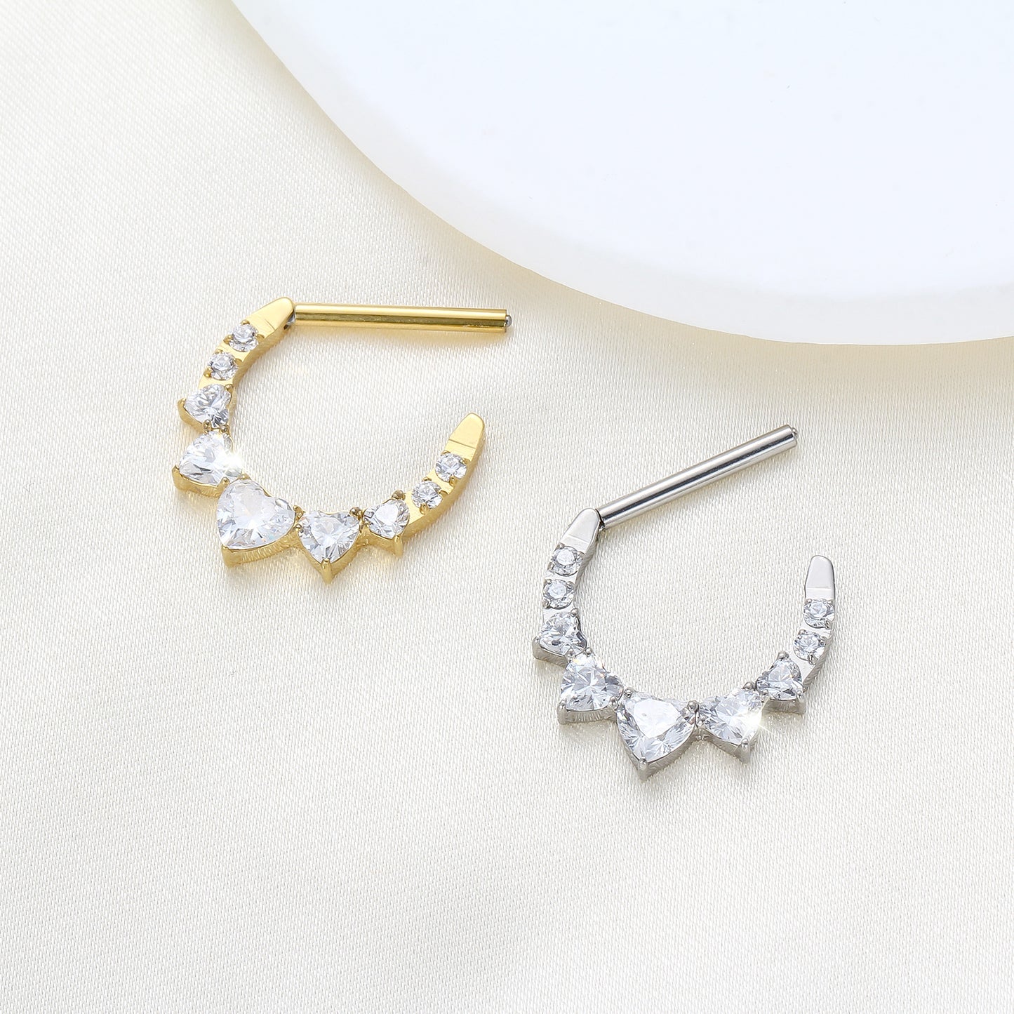 Piercing de Titânio G23 com Zircônias – Design Curvo Moderno e Minimalista