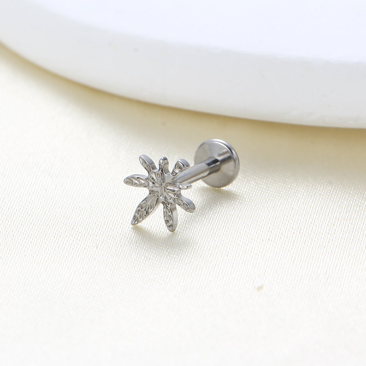 Piercing Labret Titânio G23 Joia Minimalista com Estilo Contemporâneo