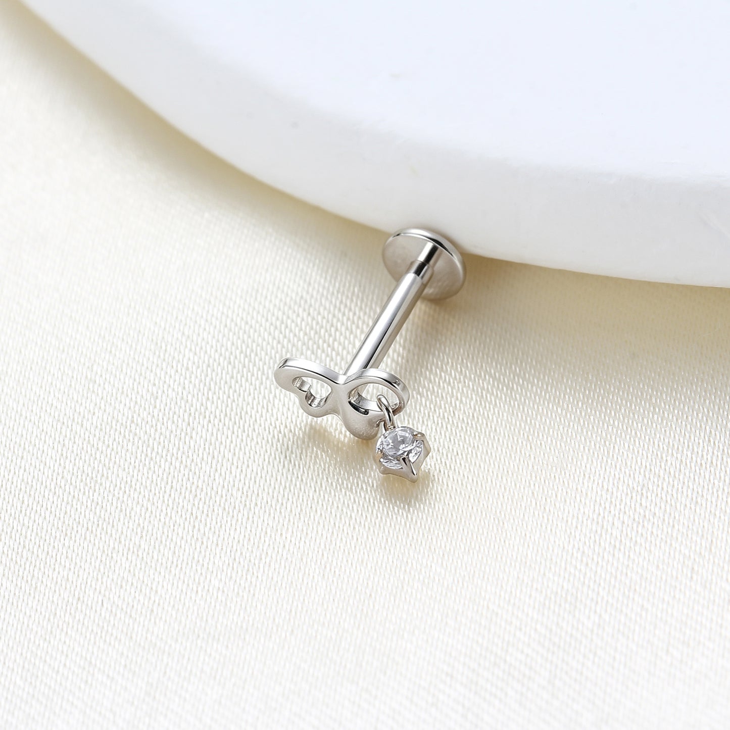 Piercing Labial em Titânio G23 com Coração e Pingente