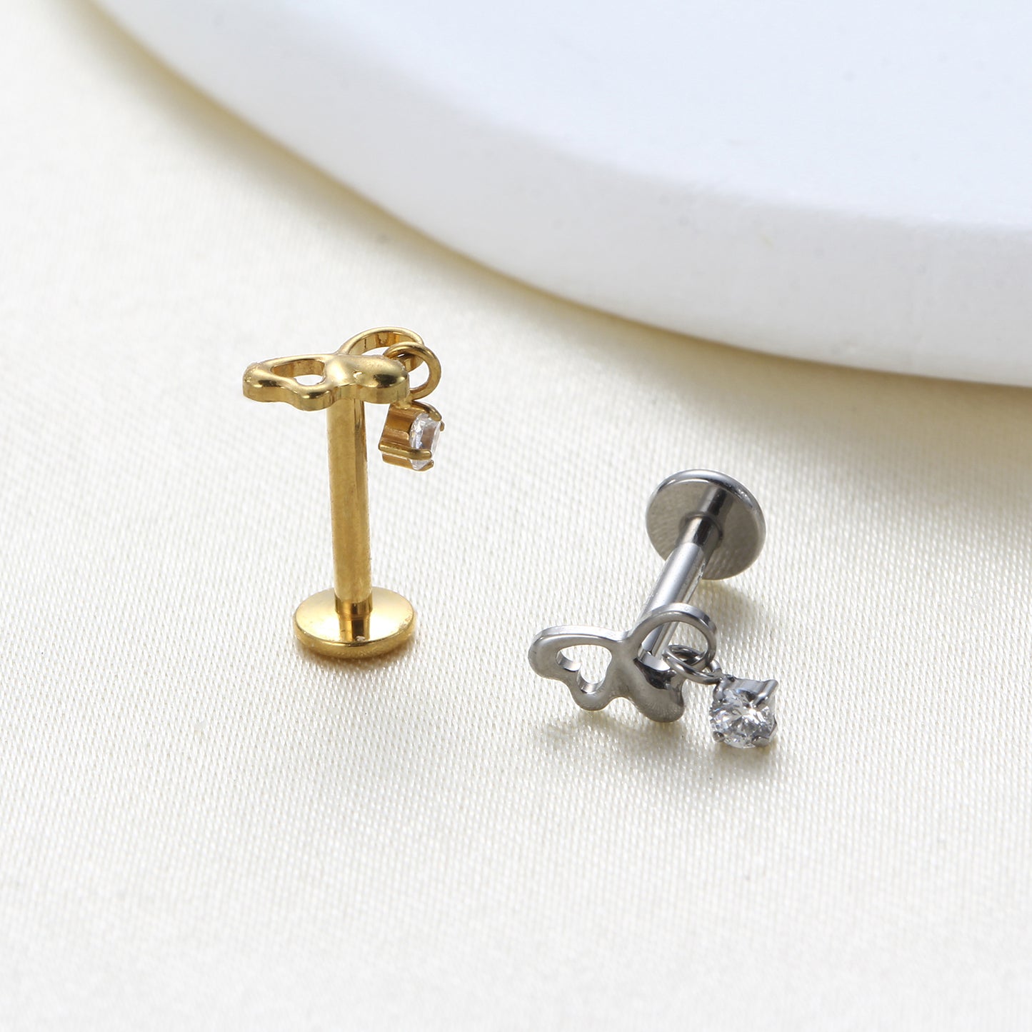 Piercing Labial em Titânio G23 com Coração e Pingente