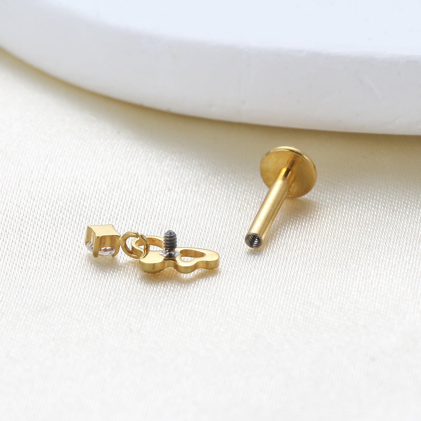Piercing Labial em Titânio G23 com Coração e Pingente