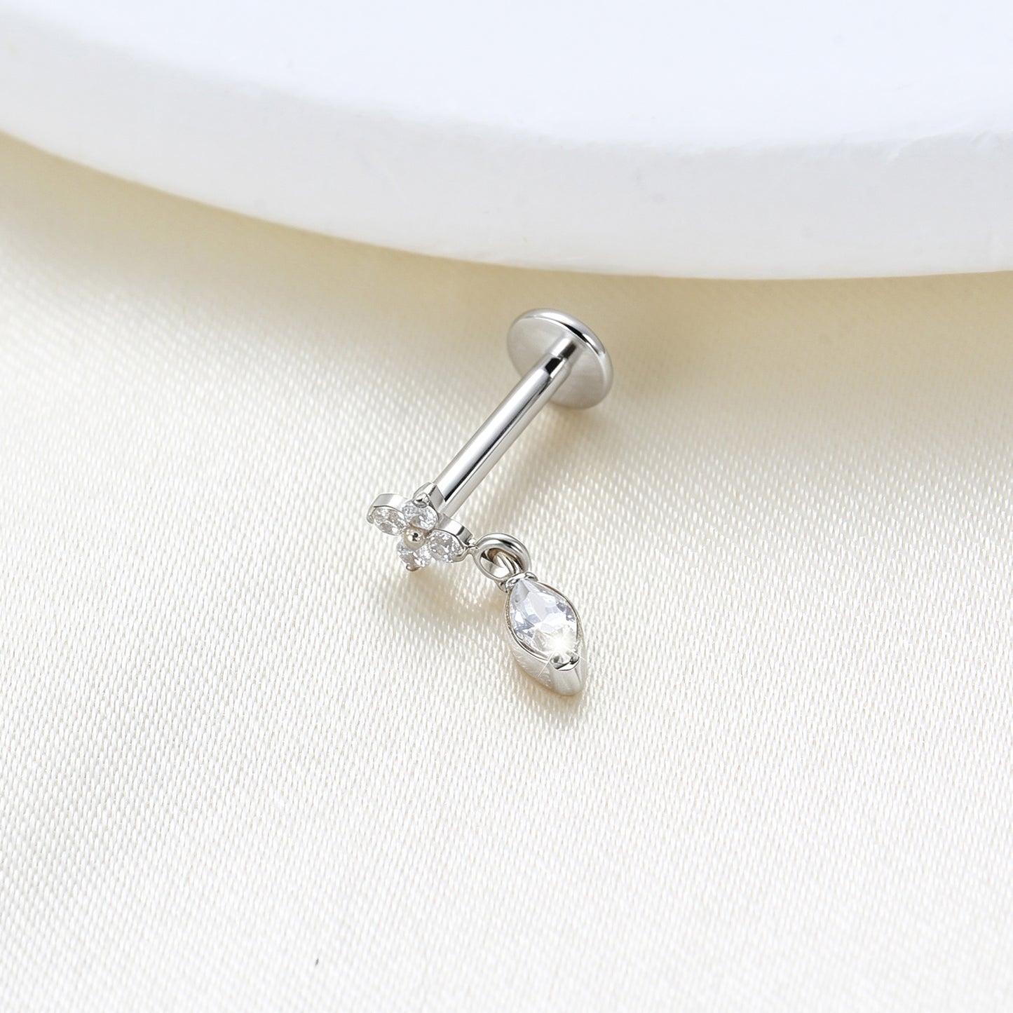 Piercing Labret Feminino com Brilho Sutil e Charme Sofisticado