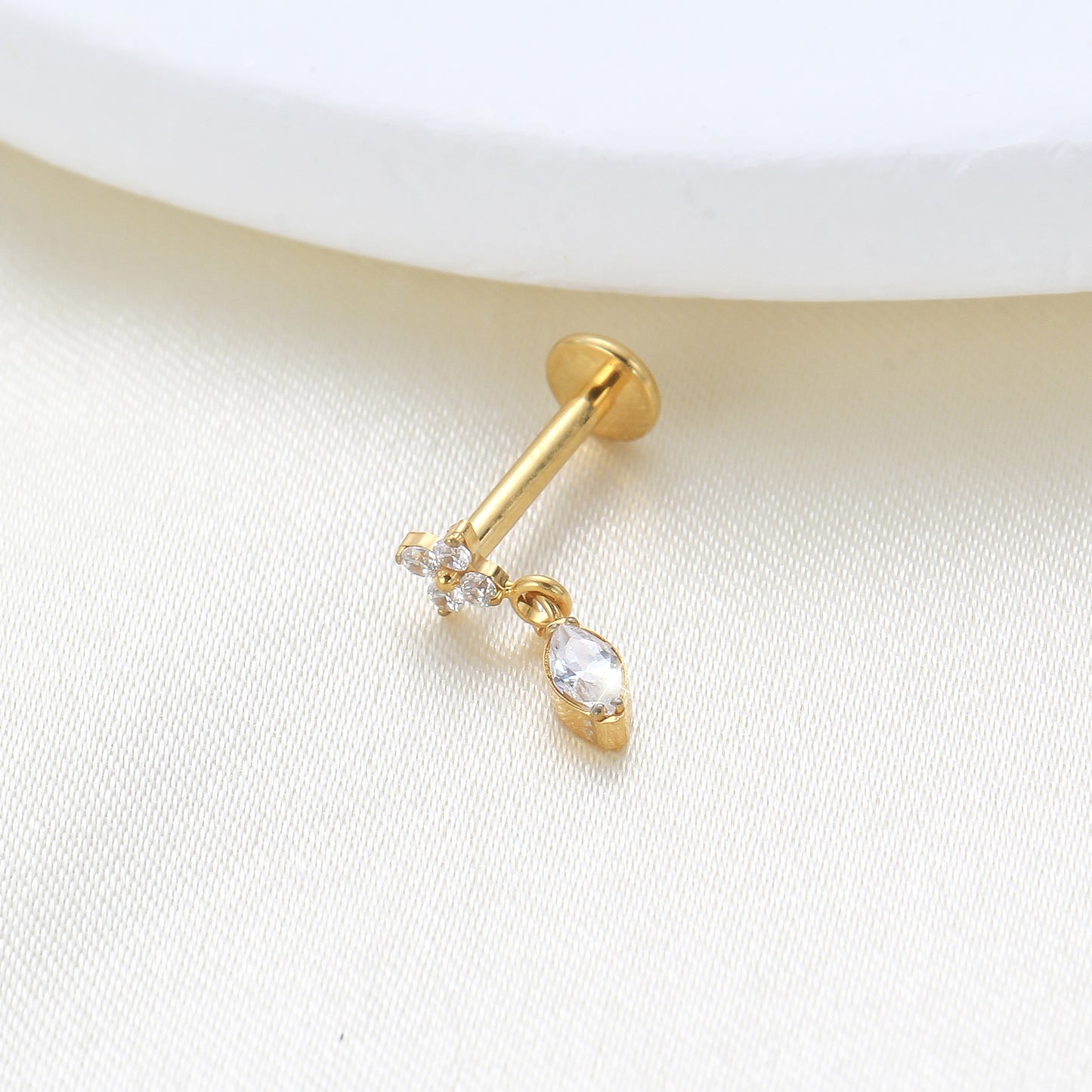 Piercing Labret Feminino com Brilho Sutil e Charme Sofisticado